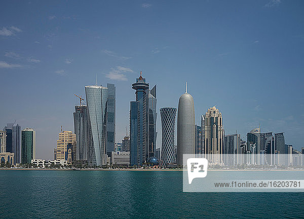 Skyline der Innenstadt über dem Wasser  Doha  Katar