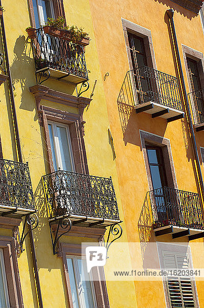 Detail einer gelben Hausfassade mit Balkonen  Sardinien  Italien
