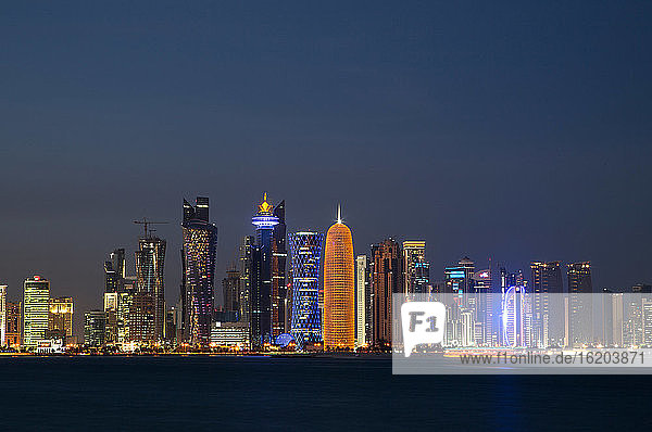 Wolkenkratzer in der Innenstadt von Doha bei Nacht  Katar