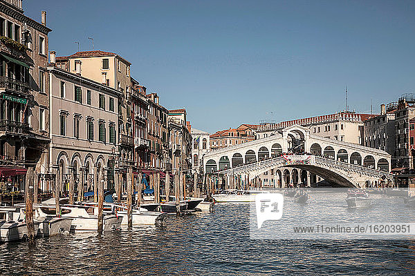 Canal Grande und Rialto-Brücke  Venedig  Italien