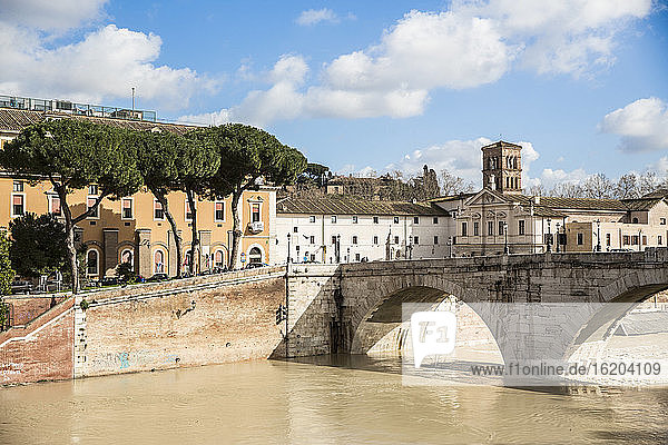 Brücke über den Fluss Tiber  Rom  Italien