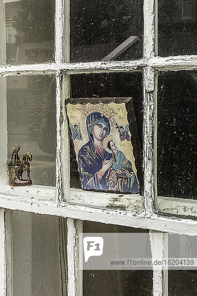 Nahaufnahme einer religiösen Ikone im Hausfenster  Dingle  County Kerry  Irland