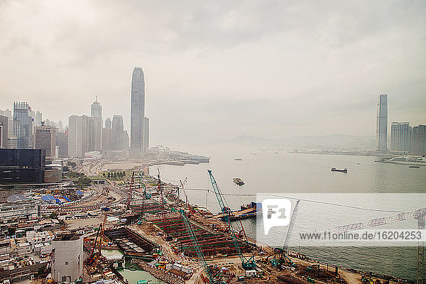 Blick von oben auf Baukräne im Victoria-Hafen  Innenstadt von Hongkong  China