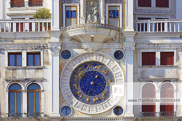 Detail des Ziffernblatts einer Tierkreisuhr an einem Stadthaus  Venedig  Venetien  Italien