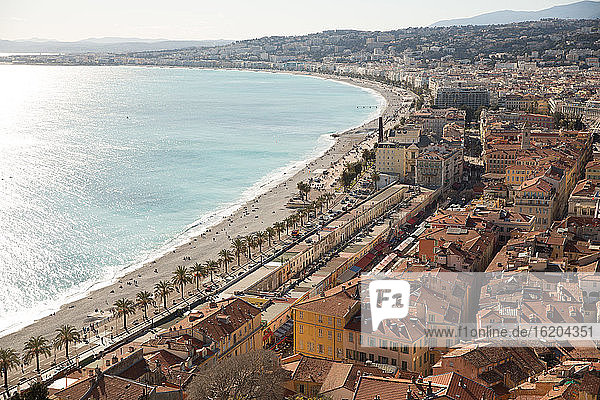 Erhöhter Blick auf Strand und Strandpromenade  Nizza  Frankreich