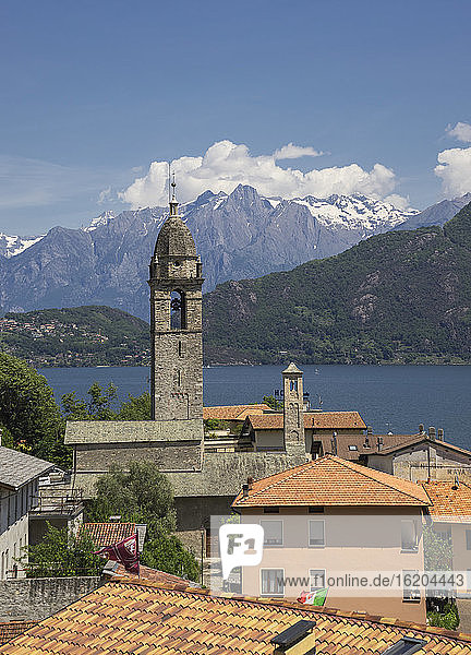 Blick auf den Glockenturm und die Dächer  Comer See  Italien  von oben