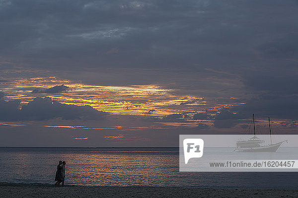 Sonnenuntergang am Surin Beach  Phuket  Thailand