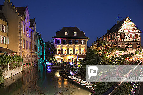 Boote auf dem Kanal bei Nacht  umgeben von mittelalterlichen Häusern  Colmar  Elsass  Frankreich. Elsässische Weinstraße