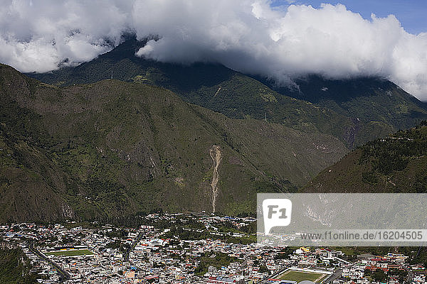 Blick auf die Berge und die ferne Stadtlandschaft  Banos  Ecuador