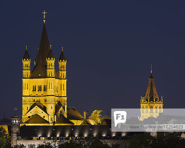 Große Martinskirche und Kölner Rathaus bei Nacht,  Köln,  Deutschland