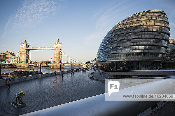 Ansicht des Rathauses und der Tower Bridge  London  UK