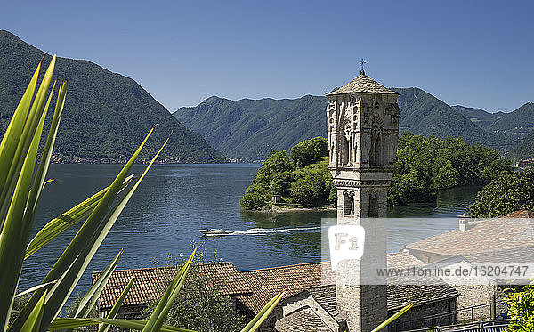 Erhöhte Ansicht der Dächer und des Glockenturms von Ossuccio  Comer See  Italien