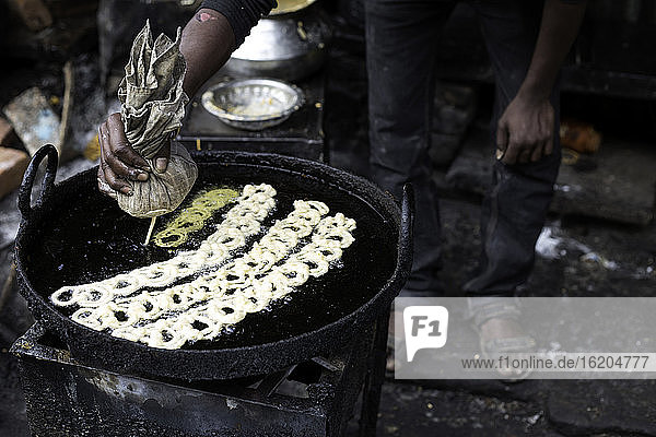 Einheimischer bei der Herstellung von Jalebi  einer für Asien typischen Süßspeise  Khajuraho  Madhya Pradesh  Indien