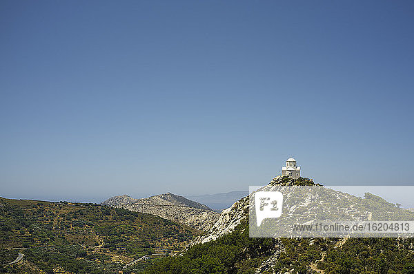Erhöhte Ansicht einer Kirche auf einem ländlichen Hügel  Insel Naxos  Griechenland