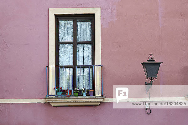 Detail einer traditionellen rosa gestrichenen Hausfassade  Sevilla  Andalusien  Spanien