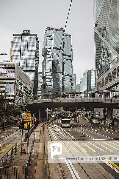 Blick aus der Straßenbahn auf die Straßenbahnschienen und das Lippo Centre  Innenstadt von Hongkong  China