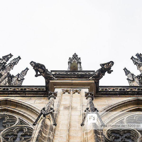 Blick von unten auf die Kathedrale St. Vida  Prag  Tschechische Republik
