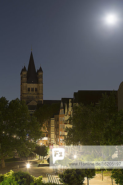 Erhöhtes Stadtbild mit Großer Martinskirche bei Nacht  Köln  Deutschland