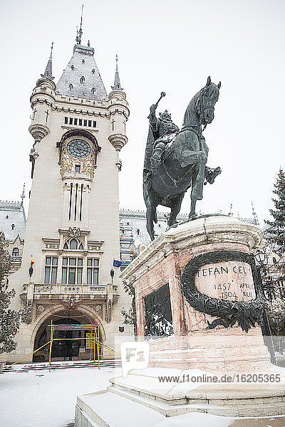 Statue in front of Palace of Culture in snow  Iasi  Romania