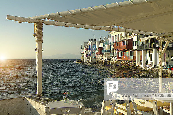 Blick vom Restaurant an der Küste  Mykonos  Kykladen  Griechenland  im Sonnenlicht