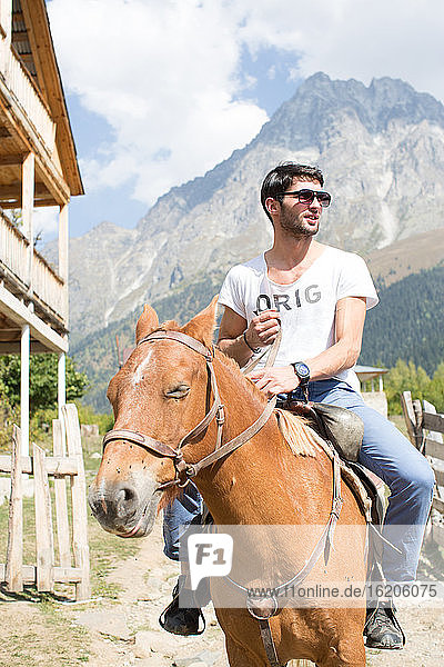 Mann zu Pferd  Ushba  Swanetien  Georgien