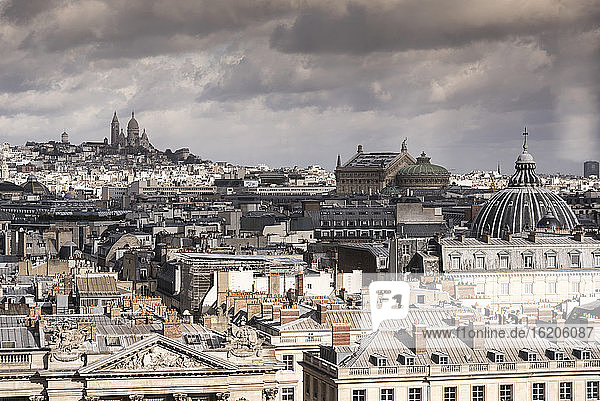 Erhöhte Stadtlandschaft mit Dächern und Skyline  Paris  Frankreich