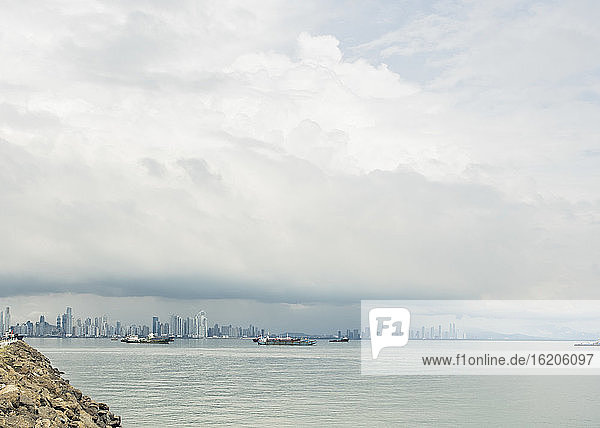Fernblick auf Schiffe und Panama-Stadt vom Wasser aus  Panama