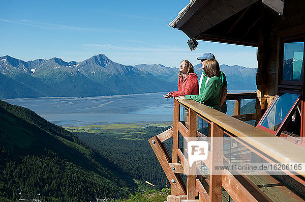 Eine Familie in der dritten Generation genießt den Blick auf den Berg Alyeska  Girdwood  Alaska  USA