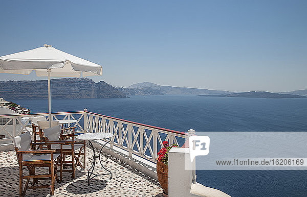 Blick auf das Mittelmeer von der Terrasse des Restaurants  Santorin  Griechenland