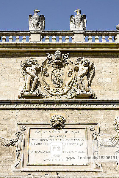 Detail der Tafel von Papst Paul V.  gegenüber dem Palast der Päpste  Avignon  Provence  Frankreich