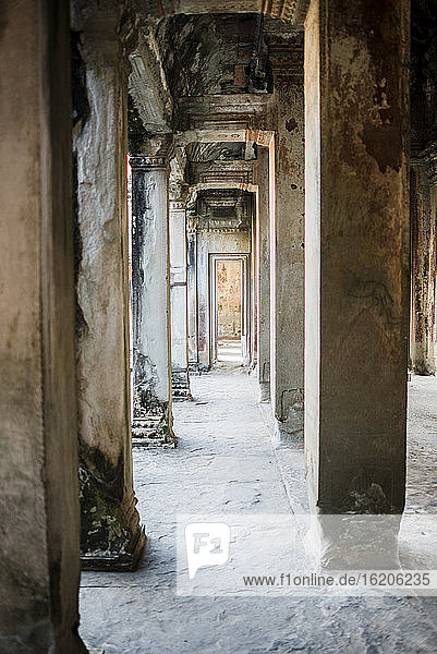 Tempelportikus mit Säulen  Angkor Wat  Kambodscha