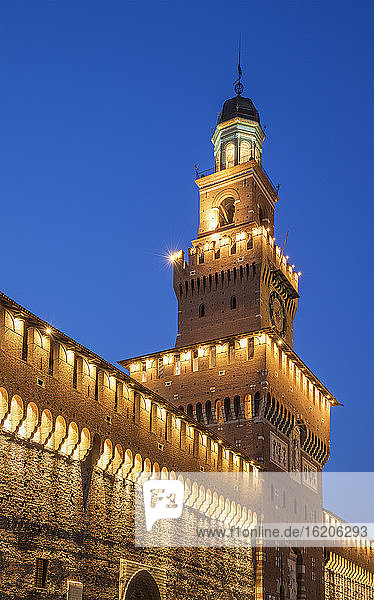Schloss Sforza bei Nacht  Mailand  Italien