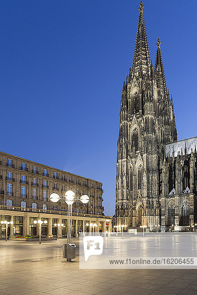 Stadtplatz und Kölner Dom bei Nacht  Köln  Deutschland