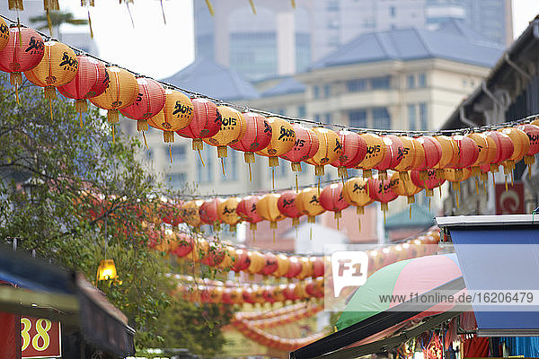 Detail von chinesischen Laternen an Marktständen  Singapur