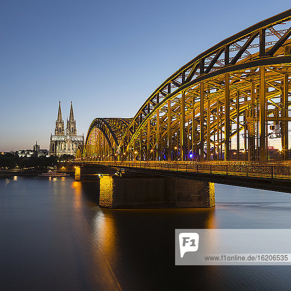 Ansicht des Kölner Doms und der Hohenzollernbrücke über den Rhein in der Abenddämmerung  Köln  Deutschland
