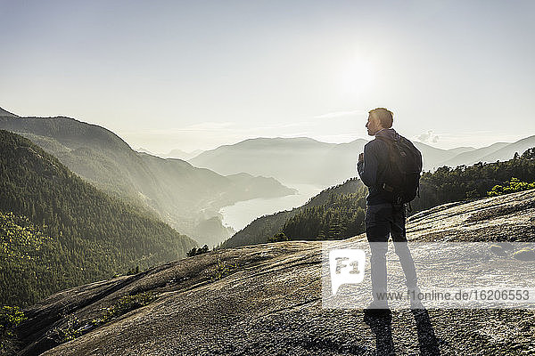 Mann mit Blick auf die Aussicht  Stawamus Chief  mit Blick auf die Howe Sound Bay  Squamish  British Columbia  Kanada