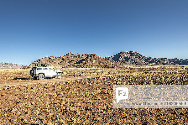 Geländewagen auf der unbefestigten Straße von Windhoek nach Walwedans im Namibrand-Naturreservat  Namibia