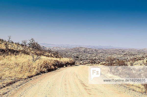 Schotterstraße von Windhoek nach Walwedans im Namibrand-Naturreservat   Namibia