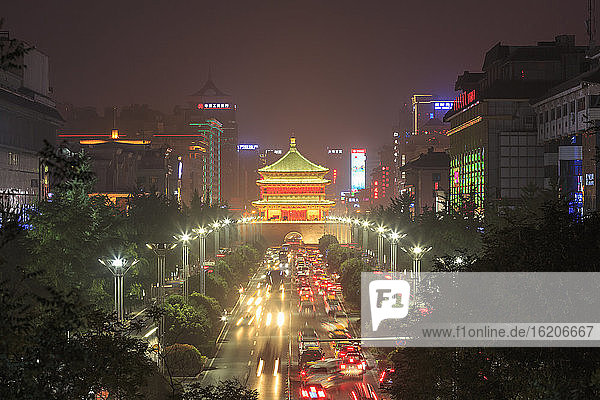 Abnehmende Perspektive der Straße zum nächtlich beleuchteten Glockenturm von Xian  China