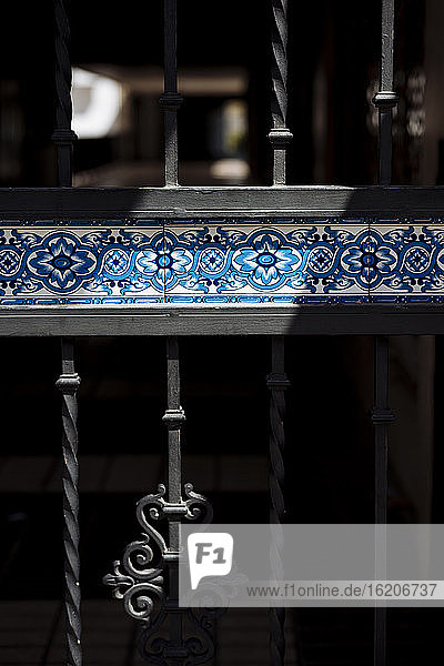 Detail einer traditionellen Kachelarbeit am Zaun  Sevilla  Andalusien  Spanien