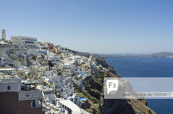 Blick auf die weiß getünchte Stadt und die Küste  Fira  Santorin  Griechenland