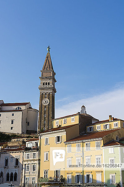 Blick auf den Glockenturm der Kirche über dem Tartini-Platz  Piran  Slowenien