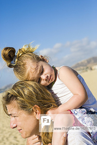 Mutter und Tochter spielen am Strand  Cabo San Lucas  Mexiko
