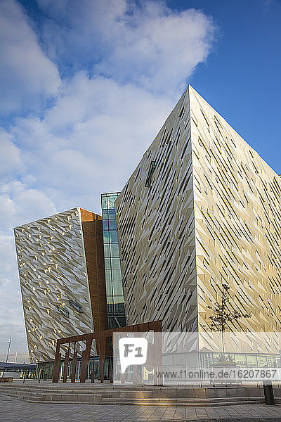 Blick auf das Titanic Belfast Museum  Belfast  Ulster  Nordirland  Vereinigtes Königreich  Europa
