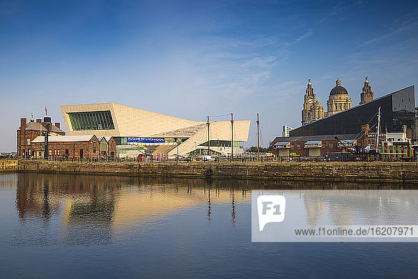 Ansicht der Pier Head-Gebäude  die sich im Canning Dock spiegeln  Liverpool  Merseyside  England  Vereinigtes Königreich  Europa