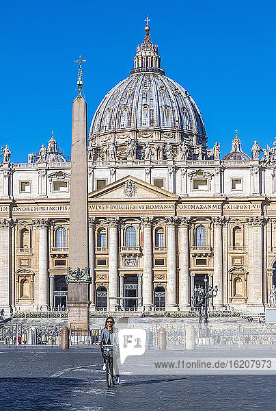 Petersplatz  Petersdom  UNESCO-Weltkulturerbe  Vatikan  Rom  Latium  Italien  Europa