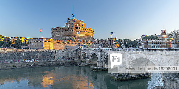 Engelsbrücke (Ponte Sant'Angelo) und Engelsburg  UNESCO-Weltkulturerbe  Rom  Latium  Italien  Europa