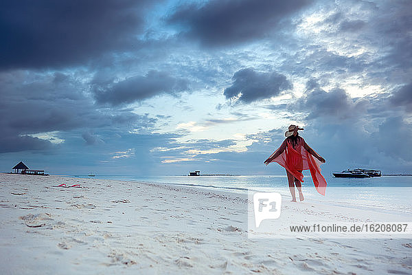 Eine Frau genießt den Strand  Die Malediven  Indischer Ozean  Asien