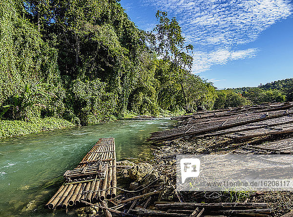 Flöße am Ufer des Flusses Martha Brae  Trelawny Parish  Jamaika  Westindische Inseln  Karibik  Mittelamerika