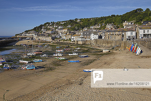 The harbour at Mousehole  an historic and archetypal Cornish fishing village  seen at low tide  near Penzance  west Cornwall  England  United Kingdom  Europe